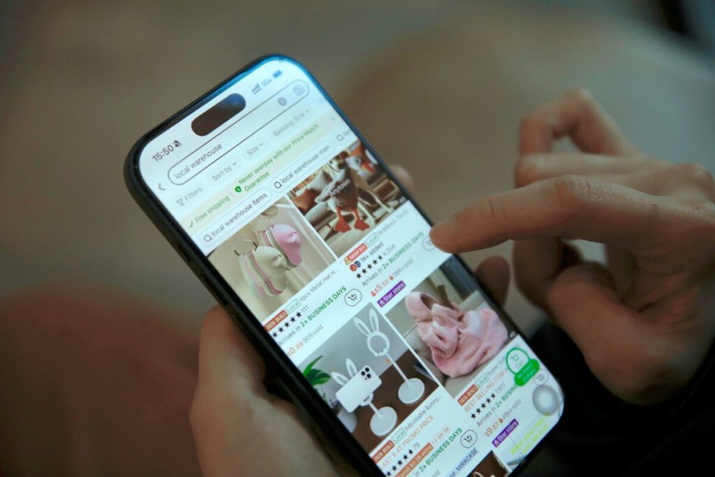 Smartphone montrant un site internet d'une boutique e-commerce responsive en Savoie