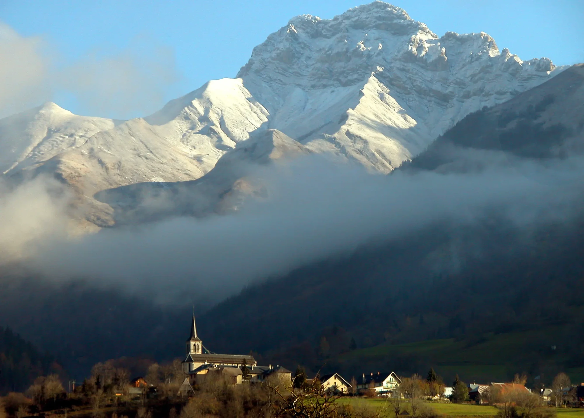 Photo paysage des Bauges avec la montagne Arcalod et le village de Jarsy